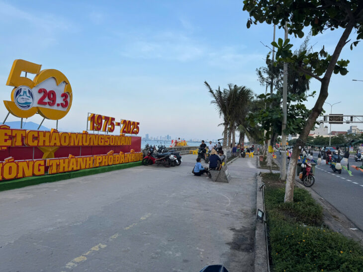 + Biển Nguyễn Tất Thành, ngay trung tâm bãi tắm thanh khê, đối diện khu phức hợp của vũ nhôm, đất