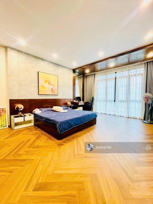 Bán nhà mặt phố gần Hoàng Quốc Việt – Nguyễn Phong Sắc vỉa hè 75m2 5 tầng thang máy