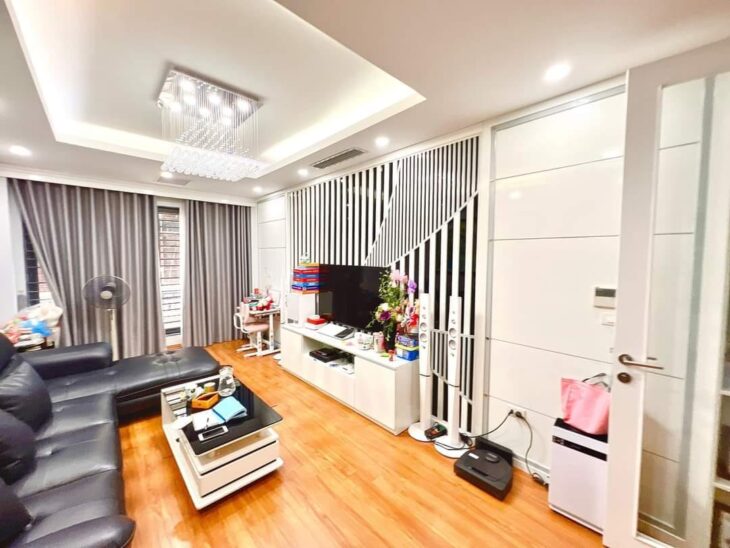 NHÀ ĐẸP Ở PHÙNG CHÍ KIÊN -PHÂN LÔ Ô TÔ – MẶT NGÕ KINH DOANH – 2 THOÁNG TRƯỚC SAU – FULL NỘI THẤT