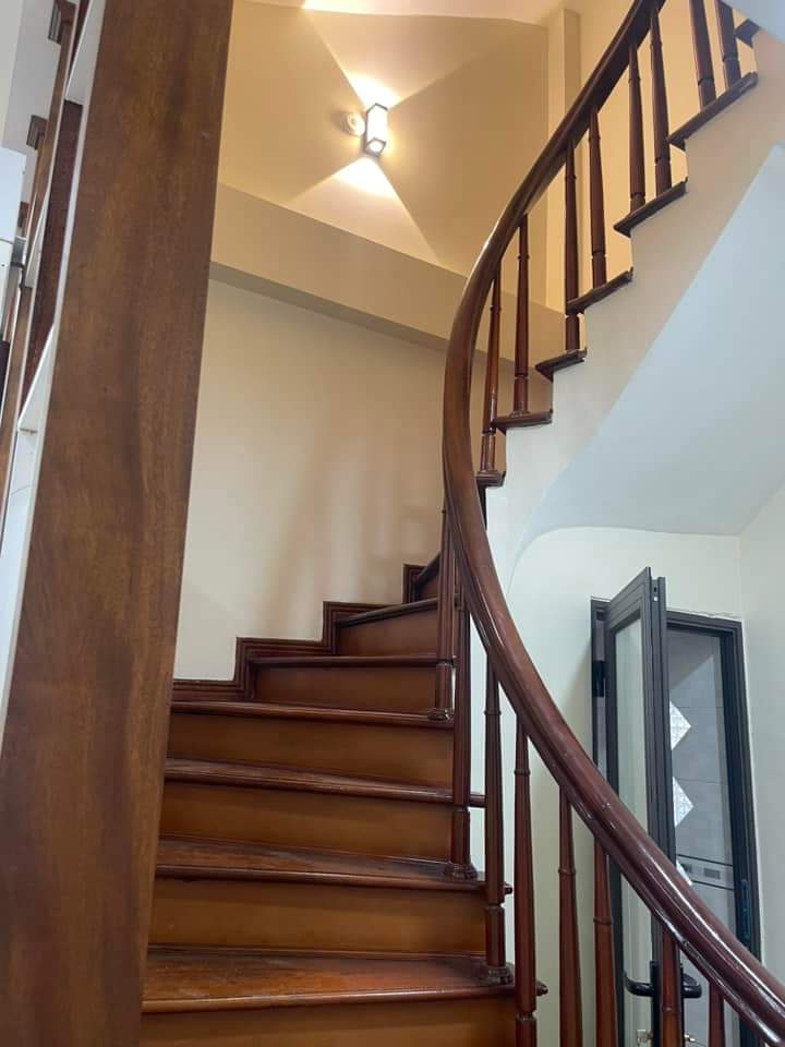 Tôi cho thuê nhà hai mặt tiền,mới, Lạc Long Quân, 99m2x 5T vỉa hè 30 Tr