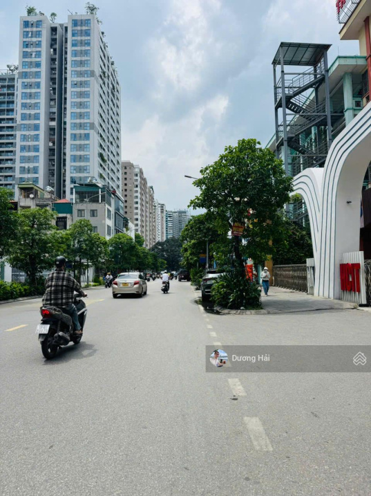 Bán nhà mặt phố gần Hoàng Quốc Việt – Nguyễn Phong Sắc vỉa hè 75m2 5 tầng thang máy
