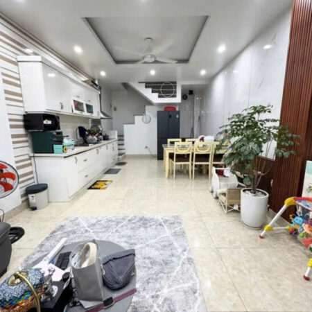 bán nhà Thịnh Quang 47m2. 5 tầng. măt tiền4.3m. giá 8.5 tỷ Đống Đa