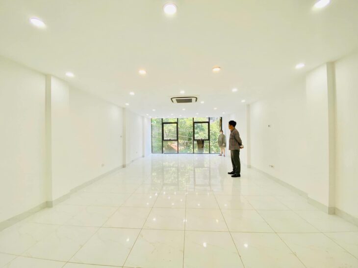 Cho thuê gấp nhà mặt phố Vương Thừa Vũ, 4 tầng × 70m² × mặt tiền 6m, thông sàn, nhận nhà ngay.