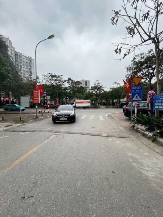 VỊ TRÍ KIM CƯƠNG – MẶT NGÕ Ô TÔ TRÁNH – GẦN HỒ – SÁT VINHOMES & VIỆT HƯNG – CHỈ BÁN ĐẤT TẶNG NHÀ