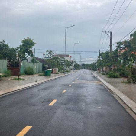 444m2 có 200m2 đất thổ cư, Hơn 13,5m Mặt tiền đường lớn, vỉa hè, cây xanh đầy đủ. Vị trí trung tâm