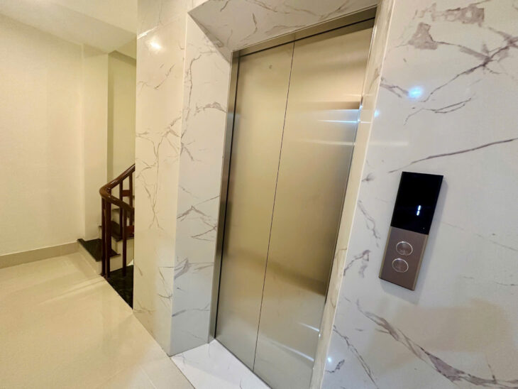Cho thuê nhà 6 tầng x thang máy 50m cực đẹp tại ngõ 572 Ngọc Thụy