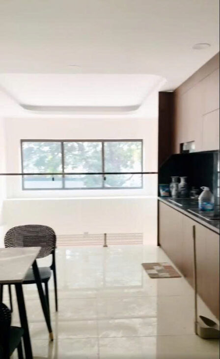 Cho thuê nhà 6 tầng x thang máy 50m cực đẹp tại ngõ 572 Ngọc Thụy