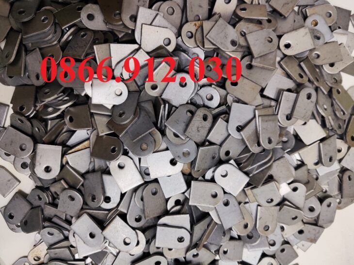 Ứng dụng của bas sắt gia cố mặt bàn trong sản xuất mặt bàn gỗ khung sắt