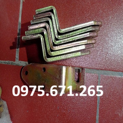 Pát cong sắt đóng bửng thùng xe tải – Phụ kiện chắc chắn, bền bỉ cho mọi dòng xe! Pát cong sắt đóng bửng thùng xe tải – Phụ kiện chắc chắn, bền bỉ cho mọi dòng xe!