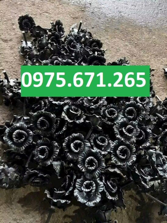 Bông hồng sắt rèn làm điểm nhấn cho cổng biệt thự