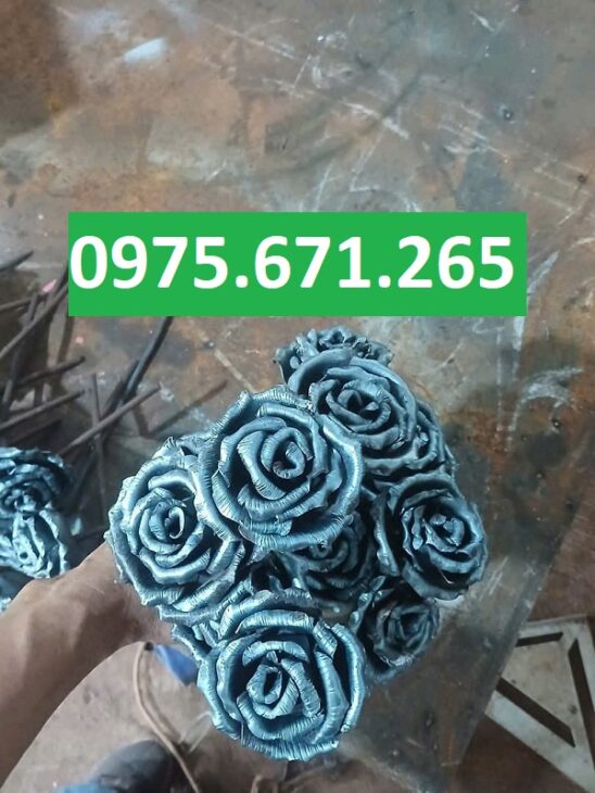 Bông hồng sắt rèn làm điểm nhấn cho cổng biệt thự